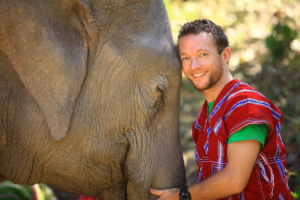y Click A Tree founder Chris Kaiser and his beloved elephant