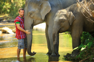 y Click A Tree founder Chris Kaiser and his beloved elephants